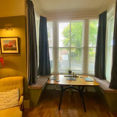 Stylish Ground Floor Flat On Tree-lined Street Apartment *