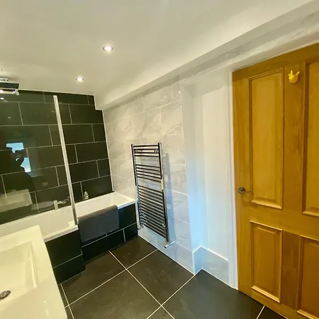 Stylish Ground Floor Flat On Tree-lined Street Harrogate
