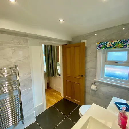 Apartment Stylish Ground Floor Flat On Tree-lined Street *