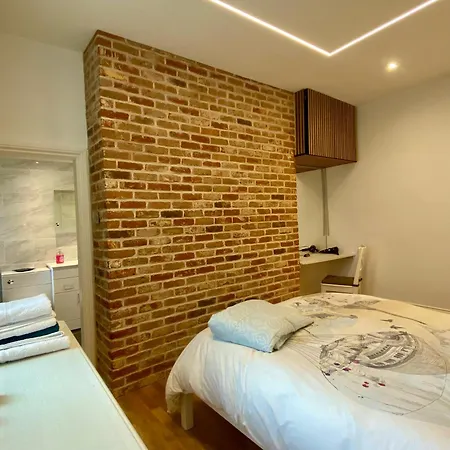 Stylish Ground Floor Flat On Tree-lined Street *