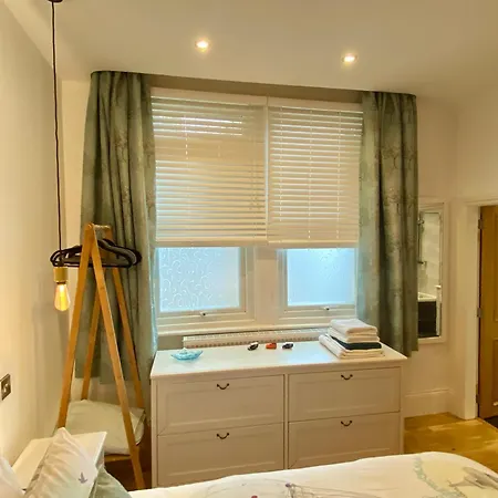 Stylish Ground Floor Flat On Tree-lined Street Apartment *