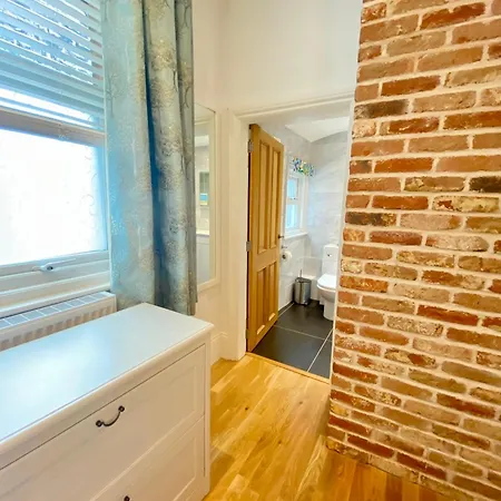 Stylish Ground Floor Flat On Tree-lined Street Apartment *