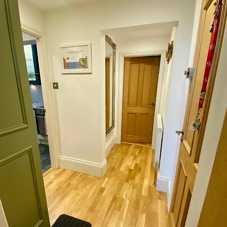Stylish Ground Floor Flat On Tree-lined Street Apartment Harrogate