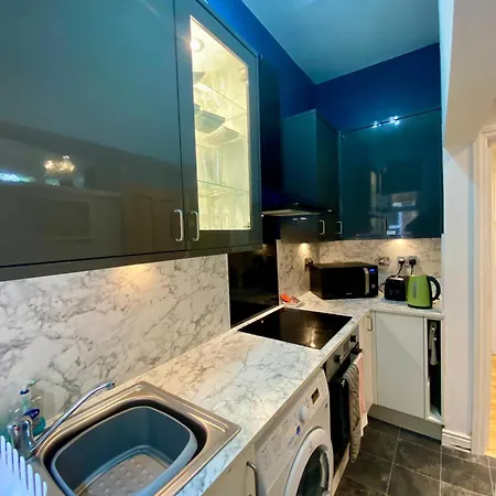 Stylish Ground Floor Flat On Tree-lined Street *