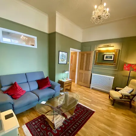 Stylish Ground Floor Flat On Tree-lined Street * Harrogate