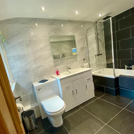 Stylish Ground Floor Flat On Tree-lined Street