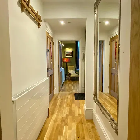 Stylish Ground Floor Flat On Tree-lined Street Apartment