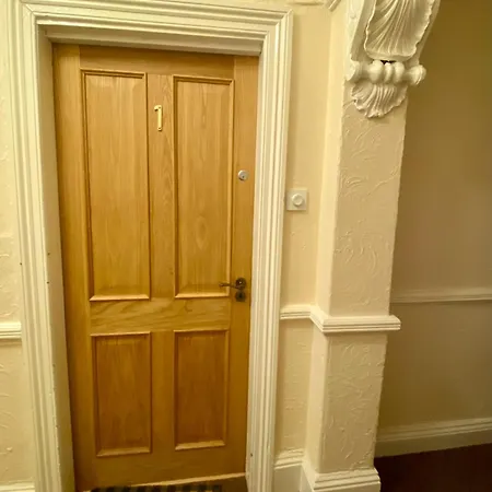 Stylish Ground Floor Flat On Tree-lined Street * Harrogate