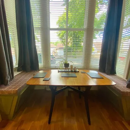 Apartman Stylish Ground Floor Flat On Tree-lined Street *