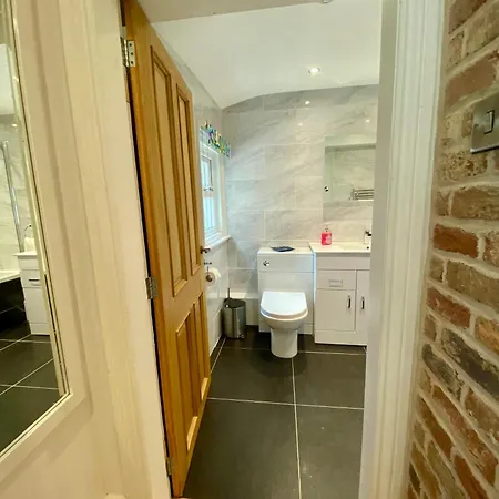 Stylish Ground Floor Flat On Tree-lined Street Apartman