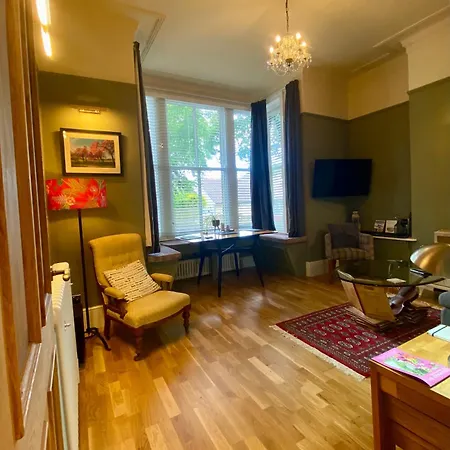 Stylish Ground Floor Flat On Tree-lined Street