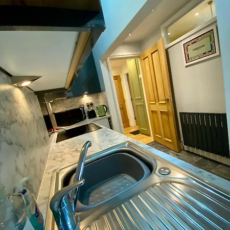 Apartman Stylish Ground Floor Flat On Tree-lined Street