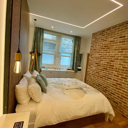 Stylish Ground Floor Flat On Tree-lined Street