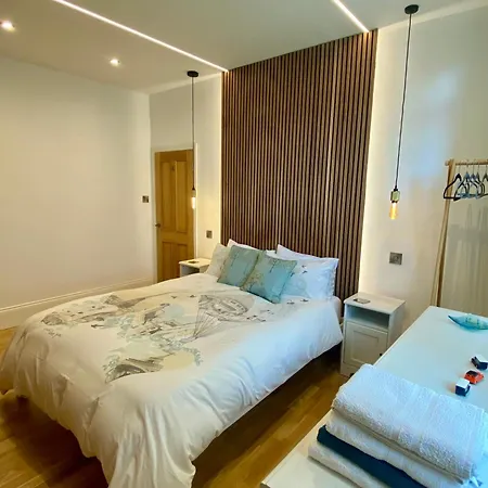 Stylish Ground Floor Flat On Tree-lined Street *