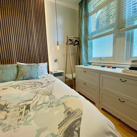 Stylish Ground Floor Flat On Tree-lined Street Apartman