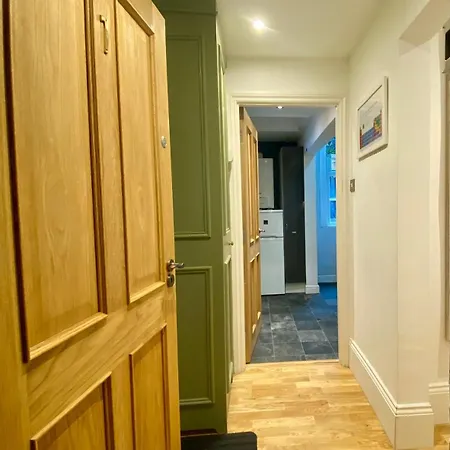 Apartman Stylish Ground Floor Flat On Tree-lined Street