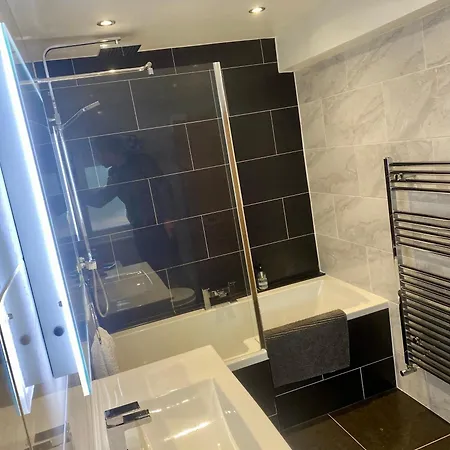 Stylish Ground Floor Flat On Tree-lined Street Apartman *